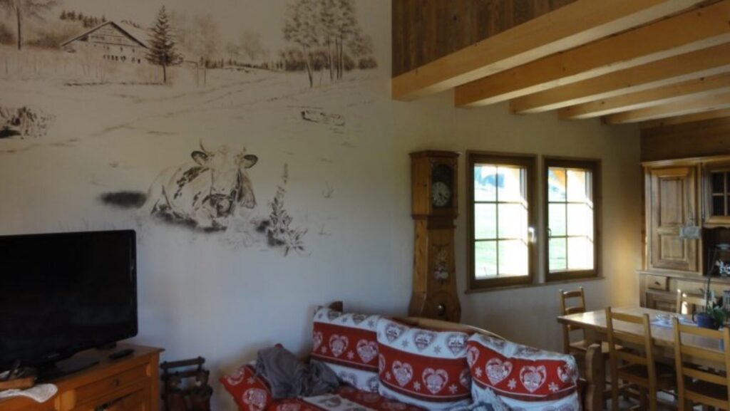 Peinture à Villers-le-Lac : décoration intérieure avec parement et fresque