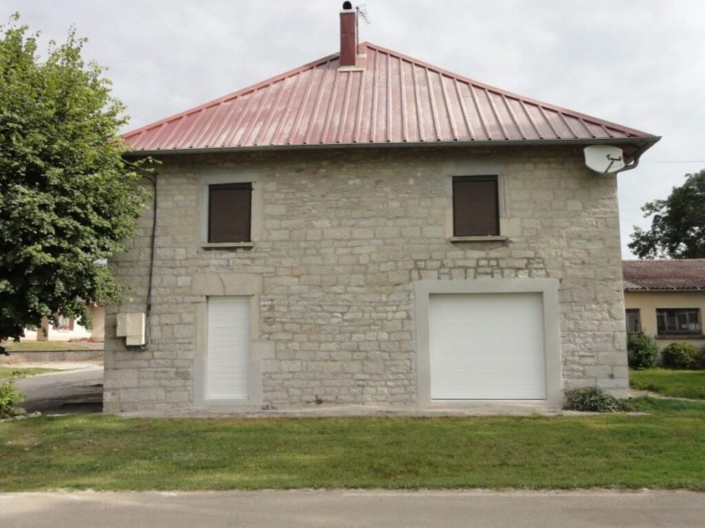 Ravalement de façade à Orchamps-Vennes : gommage de pierres de façade